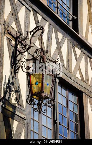 Antike Laterne, die auf einem Fachwerkhaus in der mittelalterlichen Stadt Auxerre, Burgund, Frankreich, hängt. Stockfoto