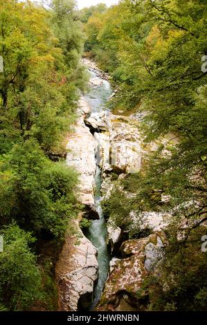 Wunderschöne Gorges du Fier, Flussschlucht in Frankreich in der Nähe des Sees von Annecy. Stockfoto