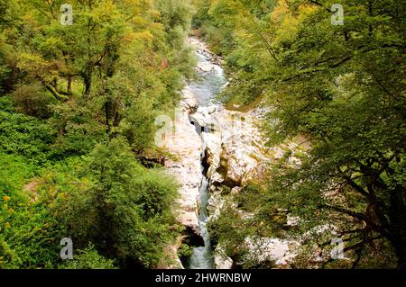 Wunderschöne Gorges du Fier, Flussschlucht in Frankreich in der Nähe des Sees von Annecy. Stockfoto