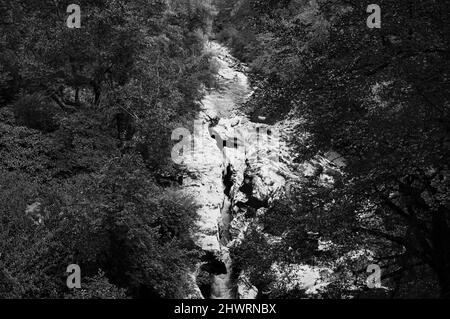 Wunderschöne Gorges du Fier, Flussschlucht in Frankreich in der Nähe des Sees von Annecy. Historisches Foto in Schwarzweiß. Stockfoto