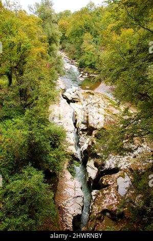 Wunderschöne Gorges du Fier, Flussschlucht in Frankreich in der Nähe des Sees von Annecy. Stockfoto