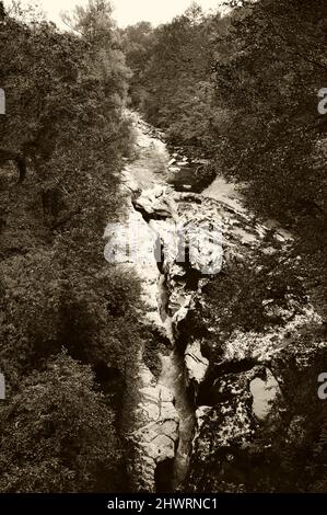 Wunderschöne Gorges du Fier, Flussschlucht in Frankreich in der Nähe des Sees von Annecy. Sepia historisches Foto. Stockfoto