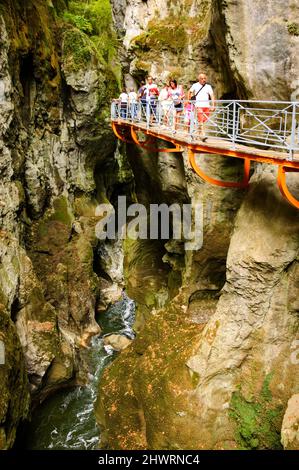 HAUTE-SAVOIE, FRANKREICH - 23. AUGUST 2015: Touristen bewundern die wunderschönen Gorges du Fier, die Schlucht des Flusses in der Nähe des Sees von Annecy. Stockfoto