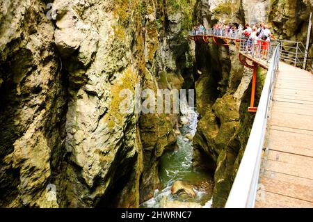 HAUTE-SAVOIE, FRANKREICH - 23. AUGUST 2015: Touristen bewundern die wunderschönen Gorges du Fier, die Schlucht des Flusses in der Nähe des Sees von Annecy. Stockfoto