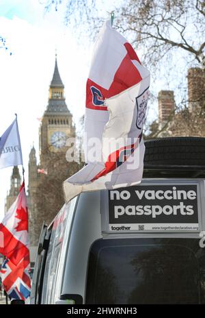 Ein Schild mit dem Aufschrift "Keine Impfpass" auf einem Lieferwagen im Lager.das Konvoi-Lager für Freiheit wurde dauerhaft am Ufer aufgestellt, nachdem der Konvoi für Freiheit im Februar 2022 nach London kam. Sie unterstützen die Menschen, die gegen autoritäre Regierungen kämpfen, die in Kanada, Österreich und Australien unter den beschwerlichen Coronavirus-Gesetzen leben. Sie kämpfen auch gegen die Impfung von Kindern im Vereinigten Königreich. Bis die Regierungen alle Freiheiten zurückgeben, die den Menschen in den letzten zwei Jahren genommen wurden, wollen sie bleiben. (Foto von Martin Pope / SOPA Images/Sipa USA) Stockfoto