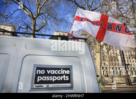 Ein Schild mit dem Aufschrift "Keine Impfpass" auf einem Lieferwagen im Lager.das Konvoi-Lager für Freiheit wurde dauerhaft am Ufer aufgestellt, nachdem der Konvoi für Freiheit im Februar 2022 nach London kam. Sie unterstützen die Menschen, die gegen autoritäre Regierungen kämpfen, die in Kanada, Österreich und Australien unter den beschwerlichen Coronavirus-Gesetzen leben. Sie kämpfen auch gegen die Impfung von Kindern im Vereinigten Königreich. Bis die Regierungen alle Freiheiten zurückgeben, die den Menschen in den letzten zwei Jahren genommen wurden, wollen sie bleiben. (Foto von Martin Pope / SOPA Images/Sipa USA) Stockfoto