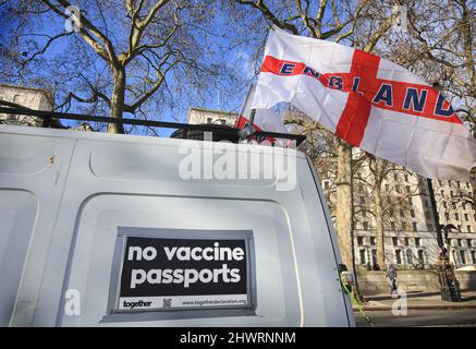 17. Februar 2022, London, Vereinigtes Königreich: Ein Schild mit der Aufschrift „ohne Impfpass“, das auf einem Lieferwagen im Lager zu sehen war. Das Konvoi-Lager für Freiheit wurde dauerhaft am Ufer aufgestellt, nachdem der Konvoi für Freiheit im Februar 2022 nach London kam. Sie unterstützen die Menschen, die gegen autoritäre Regierungen kämpfen, die in Kanada, Österreich und Australien unter den beschwerlichen Coronavirus-Gesetzen leben. Sie kämpfen auch gegen die Impfung von Kindern im Vereinigten Königreich. Bis die Regierungen alle Freiheiten zurückgeben, die den Menschen in den letzten zwei Jahren genommen wurden, wollen sie bleiben. (Bild: © Martin Pope/SOPA Images via ZUMA Press Wire) Stockfoto