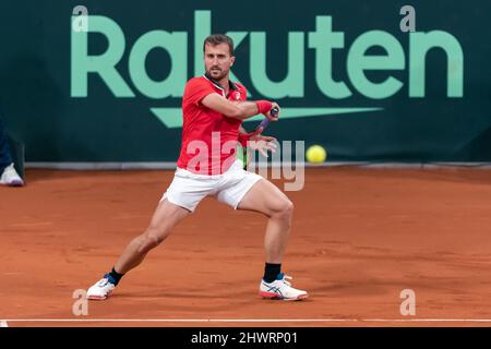 DEN HAAG, NIEDERLANDE - 5. MÄRZ: Steven Diez aus Kanada spielt eine Vorhand in seinem Einzelspiel gegen Robin Haase aus den Niederlanden während des Davis Cup Qualifiers 2022 zwischen den Niederlanden und Kanada im Sportcampus Zuiderpark am 5. März 2022 in Den Haag, Niederlande (Foto: Rob Sebel/Orange Picches) Stockfoto