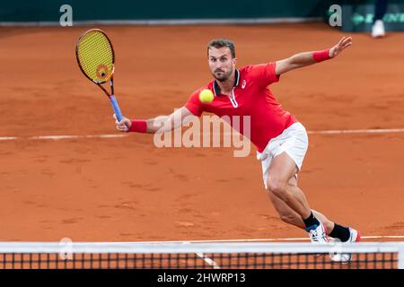 DEN HAAG, NIEDERLANDE - 5. MÄRZ: Steven Diez aus Kanada spielt eine Vorhand in seinem Einzelspiel gegen Robin Haase aus den Niederlanden während des Davis Cup Qualifiers 2022 zwischen den Niederlanden und Kanada im Sportcampus Zuiderpark am 5. März 2022 in Den Haag, Niederlande (Foto: Rob Sebel/Orange Picches) Stockfoto