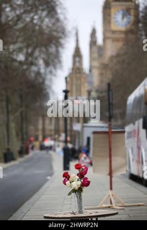 Eine Blumenvase verleiht dem Protestcamp am Straßenrand eine heimelige Atmosphäre. Das Freedom Convoy Camp wurde dauerhaft am Ufer eingerichtet, nachdem der Freedom Convoy im Februar 2022 nach London kam. Sie unterstützen die Menschen, die gegen autoritäre Regierungen kämpfen, die in Kanada, Österreich und Australien unter den beschwerlichen Coronavirus-Gesetzen leben. Sie kämpfen auch gegen die Impfung von Kindern im Vereinigten Königreich. Bis die Regierungen alle Freiheiten zurückgeben, die den Menschen in den letzten zwei Jahren genommen wurden, wollen sie bleiben. (Foto von Martin Pope / SOPA Images/Sipa USA) Stockfoto