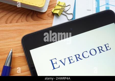 KIEW, UKRAINE - 27. Januar 2022. Tablet mit Evercore Inc-Logo. Stockfoto