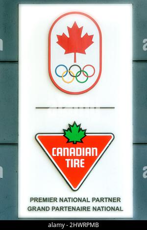 Toronto, Kanada - 7. März 2022: Geschäftszeichen, das ankündigt, dass Canadian Tire ein führender Partner des kanadischen Olympischen Komitees ist. Stockfoto