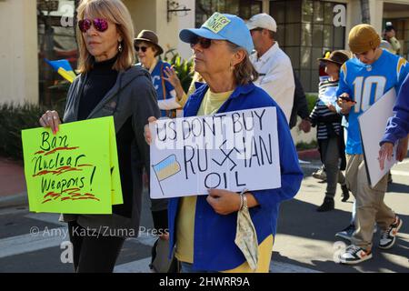 Santa Barbara, Callifornia, USA 6. Mar, 2022. Protest für den Frieden, gegen den Angriff Russlands und Putins auf die Ukraine und um mehr Unterstützung von den USA/der NATO zu fordern. Mehrere hundert Demonstranten versammelten sich vor dem historischen Obersten Gerichtsgebäude, um Reden zu hören, und marschierten dann gemeinsam die State Street hinauf. Die Farben sind typisch für Santa Barbara: Strahlend blauer Himmel und sonnig. (Bild: © Amy Katz/ZUMA Press Wire) Stockfoto