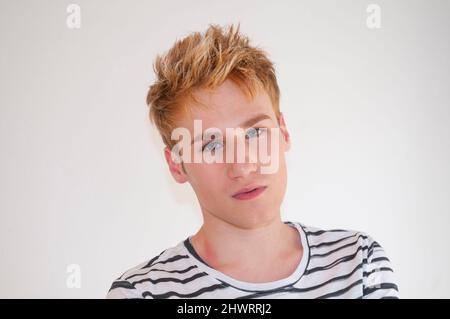 Porträt des jungen Mannes in die Kamera schaut. Stockfoto