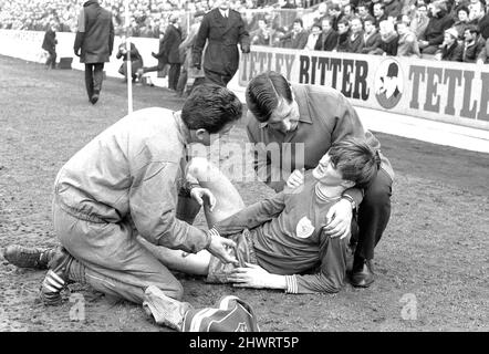 Aktenfoto vom 29-03-1969 von Leicester Citys Allan Clarke, das vom Teamleiter Frank O'Farrell aus dem Feld geführt wurde. Frank O'Farrell, ehemaliger Manager von Leicester und Manchester United, ist im Alter von 94 Jahren verstorben. Ausgabedatum: Montag, 7. März 2022. Stockfoto