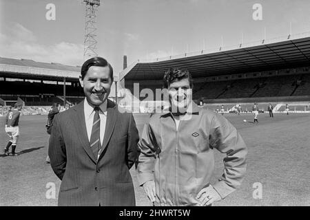 Aktenfoto vom 20-07-1971 von Manchester United's Manager Frank O'Farrell (links) und Cheftrainer Malcolm Musgrove. Frank O'Farrell, ehemaliger Manager von Leicester und Manchester United, ist im Alter von 94 Jahren verstorben. Ausgabedatum: Montag, 7. März 2022. Stockfoto