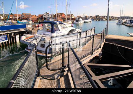 Schleusenkontrolle und Tore am Hafen von Port Solent, Hampshire, England Stockfoto