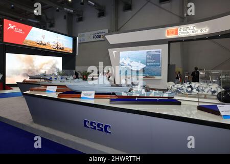 Riad. 6. März 2022. Das Foto vom 6. März 2022 zeigt Modelle, die auf dem Ausstellungsgelände der ersten World Defense Show in Riad, Saudi-Arabien, ausgestellt wurden. Saudi-Arabien hat am Sonntag die erste Ausgabe der World Defense Show in Riad eingeweiht. Die viertägige Messe, die 15 nationale Pavillons mit einer Gesamtfläche von 900.000 Quadratmetern umfasst, zieht mehr als 600 Aussteller aus 45 Ländern und Regionen an. Quelle: Wang Haizhou/Xinhua/Alamy Live News Stockfoto