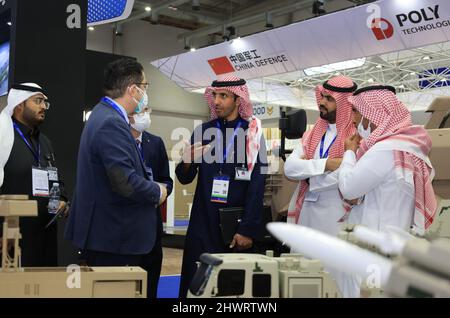 Riad, Saudi-Arabien. 6. März 2022. Die Menschen besuchen den Ausstellungsbereich der ersten World Defence Show in Riad, Saudi-Arabien, 6. März 2022. Saudi-Arabien hat am Sonntag die erste Ausgabe der World Defense Show in Riad eingeweiht. Die viertägige Messe, die 15 nationale Pavillons mit einer Gesamtfläche von 900.000 Quadratmetern umfasst, zieht mehr als 600 Aussteller aus 45 Ländern und Regionen an. Quelle: Wang Haizhou/Xinhua/Alamy Live News Stockfoto