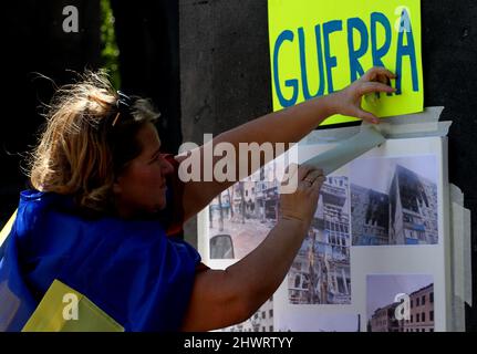 Spanien. 06. März 2022. Dutzende von Ukrainern, die auf der Insel Teneriffa leben, haben sich in Santa Cruz de Teneriffa versammelt, um ein Ende der russischen Invasion zu fordern. Sie fordern Mittel zur Beendigung der Angriffe und humanitärer Ressourcen für Kriegsflüchtlinge. Sie fordern auch Lösungen für ukrainische Touristen, die im Archipel gefangen waren. (Foto von Mercedes Menendez/Pacific Press) Quelle: Pacific Press Media Production Corp./Alamy Live News Stockfoto