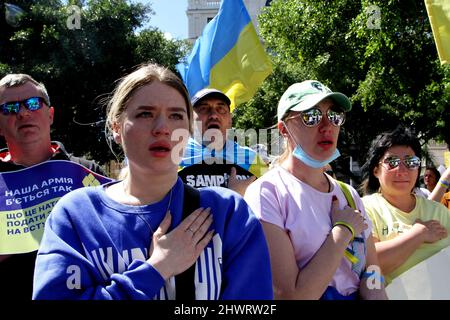 Spanien. 06. März 2022. Dutzende von Ukrainern, die auf der Insel Teneriffa leben, haben sich in Santa Cruz de Teneriffa versammelt, um ein Ende der russischen Invasion zu fordern. Sie fordern Mittel zur Beendigung der Angriffe und humanitärer Ressourcen für Kriegsflüchtlinge. Sie fordern auch Lösungen für ukrainische Touristen, die im Archipel gefangen waren. (Foto von Mercedes Menendez/Pacific Press) Quelle: Pacific Press Media Production Corp./Alamy Live News Stockfoto