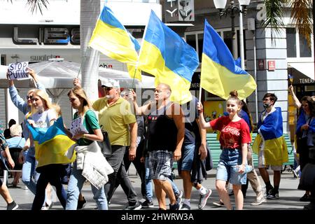 Spanien. 06. März 2022. Dutzende von Ukrainern, die auf der Insel Teneriffa leben, haben sich in Santa Cruz de Teneriffa versammelt, um ein Ende der russischen Invasion zu fordern. Sie fordern Mittel zur Beendigung der Angriffe und humanitärer Ressourcen für Kriegsflüchtlinge. Sie fordern auch Lösungen für ukrainische Touristen, die im Archipel gefangen waren. (Foto von Mercedes Menendez/Pacific Press) Quelle: Pacific Press Media Production Corp./Alamy Live News Stockfoto