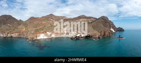 Malerisches Luftpanorama der wilden und zerklüfteten Küste des Naturschutzgebietes Cabo de Gata in Andalusien Stockfoto