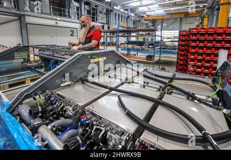 Herten, Nordrhein-Westfalen, Deutschland - Cummins Hydrogenics Brennstoffzellenfabrik. Ein Mitarbeiter montiert Brennstoffzellensysteme für Coradia iLint Wasserstoff tr Stockfoto