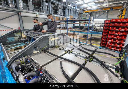 Herten, Nordrhein-Westfalen, Deutschland - Cummins Hydrogenics Brennstoffzellenfabrik. Mitarbeiter bauen Brennstoffzellensysteme für den Coradia iLint Wasserstoffzug Stockfoto