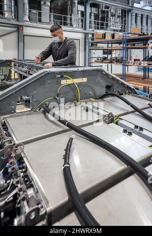 Herten, Nordrhein-Westfalen, Deutschland - Cummins Hydrogenics Brennstoffzellenfabrik. Ein Mitarbeiter montiert Brennstoffzellensysteme für Coradia iLint Wasserstoff tr Stockfoto