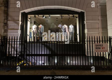 Savile Row bei Nacht in Mayfair, im Zentrum von London, das seit dem 19.. Jahrhundert für traditionelle Herrenmaßschneiderei bekannt ist Stockfoto