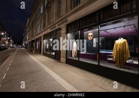 Savile Row bei Nacht in Mayfair, im Zentrum von London, das seit dem 19.. Jahrhundert für traditionelle Herrenmaßschneiderei bekannt ist Stockfoto