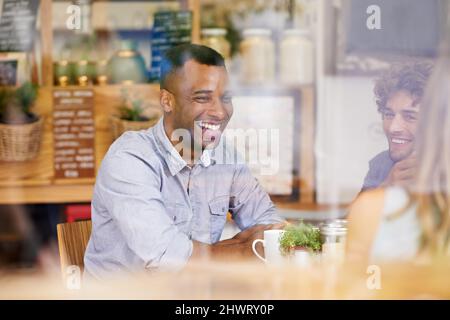 Mit seinen Freunden nachholen. Aufnahme einer Gruppe von Freunden, die in einem Café rumhängen. Stockfoto