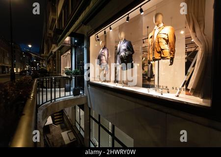 Savile Row bei Nacht in Mayfair, im Zentrum von London, das seit dem 19.. Jahrhundert für traditionelle Herrenmaßschneiderei bekannt ist Stockfoto