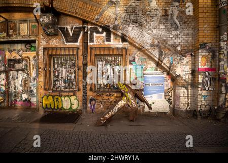 Chaotische Graffiti zieren die Station Hackescher markt auf Straßenebene markt auf Straßenebene in Berlin. Stockfoto