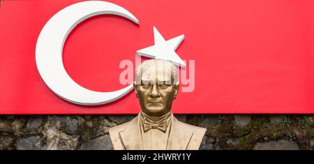 Büste von Atatürk mit türkischer Nationalflagge im Hintergrund, Atatürk Statue, Gründer der modernen Türkei Stockfoto