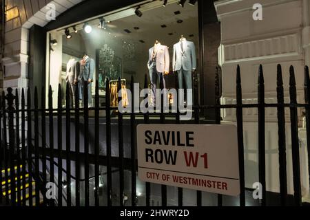 Savile Row bei Nacht in Mayfair, im Zentrum von London, das seit dem 19.. Jahrhundert für traditionelle Herrenmaßschneiderei bekannt ist Stockfoto