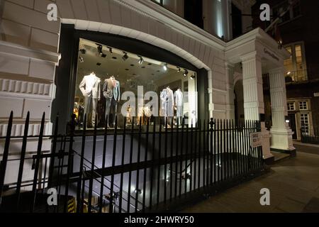 Savile Row bei Nacht in Mayfair, im Zentrum von London, das seit dem 19.. Jahrhundert für traditionelle Herrenmaßschneiderei bekannt ist Stockfoto