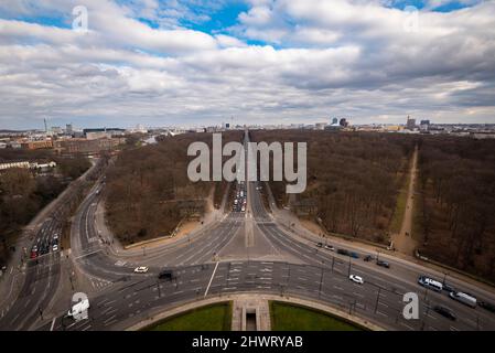 Blick auf das Brandenburger Tor von der Spitze der Siegessaule-Säule in Berlin. Stockfoto