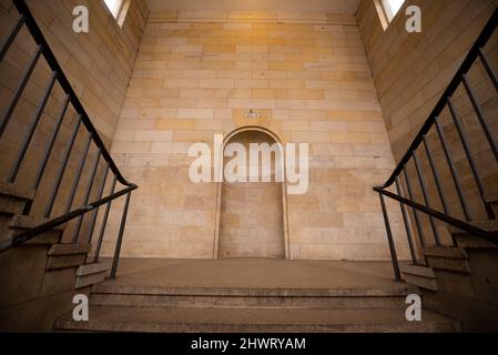 Leere Nische in einem der unterirdischen Eingänge zur Siegessaule-Säule in Berlin. Stockfoto