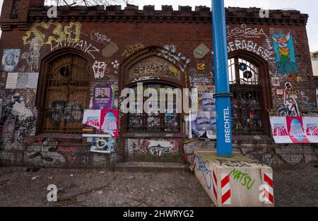 Postering und Graffiti an einer Wand im Berliner Kreuzberger Stadtteil. Stockfoto