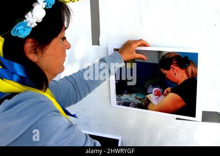 Teneriffa, Spanien. 6. März 2022. Dutzende von Ukrainern, die auf der Insel Teneriffa leben, haben sich in Santa Cruz de Teneriffa versammelt, um ein Ende der russischen Invasion zu fordern. Sie fordern Mittel zur Beendigung der Angriffe und humanitärer Ressourcen für Kriegsflüchtlinge. Sie fordern auch Lösungen für ukrainische Touristen, die im Archipel gefangen waren. (Bild: © Mercedes Menendez/Pacific Press via ZUMA Press Wire) Stockfoto