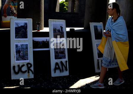 Teneriffa, Spanien. 6. März 2022. Dutzende von Ukrainern, die auf der Insel Teneriffa leben, haben sich in Santa Cruz de Teneriffa versammelt, um ein Ende der russischen Invasion zu fordern. Sie fordern Mittel zur Beendigung der Angriffe und humanitärer Ressourcen für Kriegsflüchtlinge. Sie fordern auch Lösungen für ukrainische Touristen, die im Archipel gefangen waren. (Bild: © Mercedes Menendez/Pacific Press via ZUMA Press Wire) Stockfoto