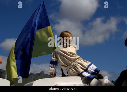 Teneriffa, Spanien. 6. März 2022. Dutzende von Ukrainern, die auf der Insel Teneriffa leben, haben sich in Santa Cruz de Teneriffa versammelt, um ein Ende der russischen Invasion zu fordern. Sie fordern Mittel zur Beendigung der Angriffe und humanitärer Ressourcen für Kriegsflüchtlinge. Sie fordern auch Lösungen für ukrainische Touristen, die im Archipel gefangen waren. (Bild: © Mercedes Menendez/Pacific Press via ZUMA Press Wire) Stockfoto