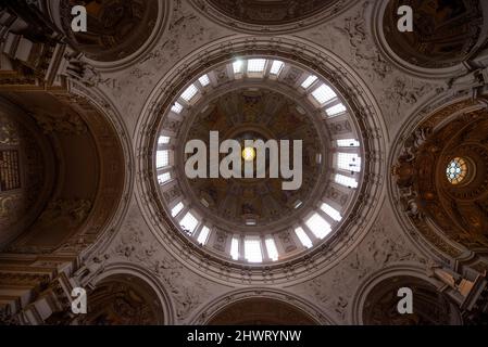 Innenansicht der Kuppel des katholischen Doms des Berliner Doms, in Berlin, Deutschland. Stockfoto