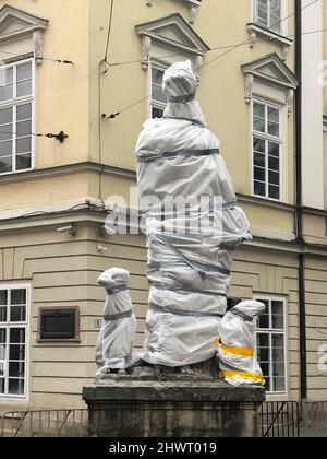 Lviv, Ukraine. 04. März 2022. Denkmäler und Gebäude von historischem Wert werden mit einem Schutzfilm und Schaumstoff bedeckt, aus Angst vor einem möglichen Bombardement, als russische Streitkräfte seit Februar 24. eine umfassende Invasion der Ukraine starten. Kredit: SOPA Images Limited/Alamy Live Nachrichten Stockfoto