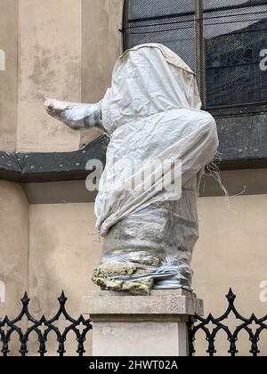 Lviv, Ukraine. 04. März 2022. Denkmäler und Gebäude von historischem Wert werden mit einem Schutzfilm und Schaumstoff bedeckt, aus Angst vor einem möglichen Bombardement, als russische Streitkräfte seit Februar 24. eine umfassende Invasion der Ukraine starten. Kredit: SOPA Images Limited/Alamy Live Nachrichten Stockfoto