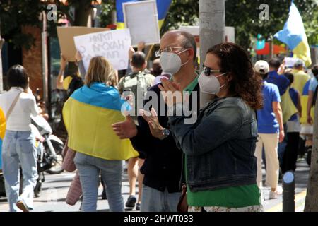 Teneriffa, Spanien. 6. März 2022. Dutzende von Ukrainern, die auf der Insel Teneriffa leben, haben sich in Santa Cruz de Teneriffa versammelt, um ein Ende der russischen Invasion zu fordern. Sie fordern Mittel zur Beendigung der Angriffe und humanitärer Ressourcen für Kriegsflüchtlinge. Sie fordern auch Lösungen für ukrainische Touristen, die im Archipel gefangen waren. (Bild: © Mercedes Menendez/Pacific Press via ZUMA Press Wire) Stockfoto