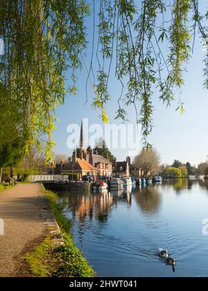 Blick auf St. Helens Wharf und die Kirche an der Themse, Frühlingsmorgen 2 Stockfoto