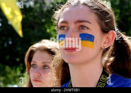 Teneirfe, Spanien. 6. März 2022. Dutzende von Ukrainern, die auf der Insel Teneriffa leben, haben sich in Santa Cruz de Teneriffa versammelt, um ein Ende der russischen Invasion zu fordern. Sie fordern Mittel zur Beendigung der Angriffe und humanitärer Ressourcen für Kriegsflüchtlinge. Sie fordern auch Lösungen für ukrainische Touristen, die im Archipel gefangen waren. (Bild: © Mercedes Menendez/Pacific Press via ZUMA Press Wire) Stockfoto